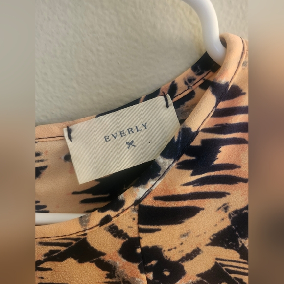 EVERLY Size small Peach Abstract Design top - Picture 2 of 6